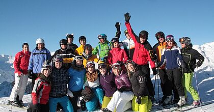 Skireise in der Gruppe im Skiurlaub mit hoefer sport und reisen. Skigruppe im Schnee