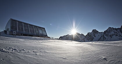 Sonne über dem Schnee. Skireise mit hoefer sport und reisen zur axamer lizum in Österreich.