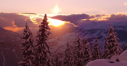 Sonnenuntergang im Snowboardurlaub in Frankreich.