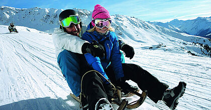 Rodeln im Familienskiurlaub auf den Skireisen mit hoefer sport und reisen.