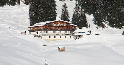 Skiurlaub auf der Skireise nach Warth am Arlberg in Österreich mit hoefer sport und reisen. Hütte im Schnee