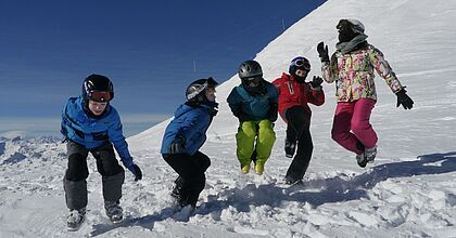 Skireise in der Gruppe im Skiurlaub mit hoefer sport und reisen. Kinder im Schnee