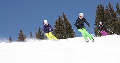 Skireise in der Gruppe im Skiurlaub mit hoefer sport und reisen. Beim Skifahren