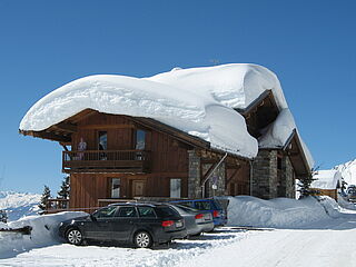 Aussen in der Hausgalerie vom Chalet le Crystal in La Rosiere in Frankreich.