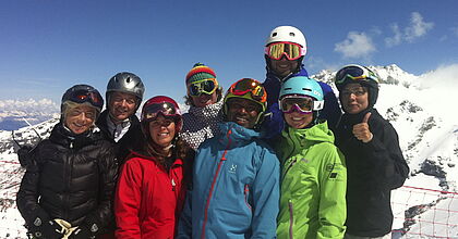 Skireise in der Gruppe im Skiurlaub mit hoefer sport und reisen. Ausblick vom Berg
