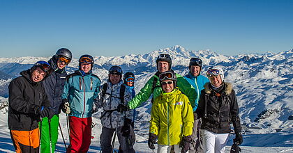 Skikurs und Guiding auf den skireisen mit hoefer sport und reisen. Gruppe vor Bergen