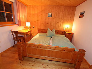 2er-Zimmer Nr. 307 im Clubhaus Sonnenfluh auf der Skireise nach Warth am Arlberg in Österreich mit hoefer sport und reisen.