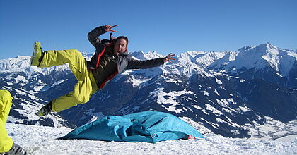 Fliegender Mann auf der Familienskireise mit hoefer sport und reisen nach Achenkirch in Tirol in Österreich.