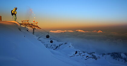 Ein Skifahrer beim Sonnenuntergang auf der Skipiste im Vorarlberg in Mellau - Damüls.