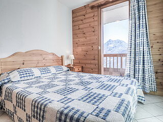 Schlafzimmer im 8er Chalet Nr.1 im Chalet le Crystal in La Rosiere in Frankriech.