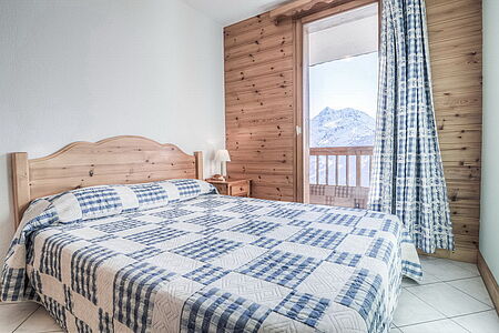 Schlafzimmer im 8er Chalet Nr.1 im Chalet le Crystal in La Rosiere in Frankriech.