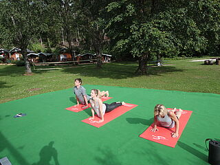 Aerobic. Hausgalerie von der Sommerreise der Ferienanlage Forellenhof in Kärnten in Österreich am Faaker See.
