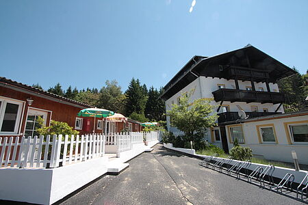Hausgalerie von der Sommerreise der Ferienanlage Forellenhof in Kärnten in Österreich am Faaker See. Anlage