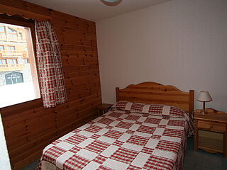 Schlafzimmer im Eingang im 13er Chalet Nr.7 im Chalet le Crystal in La Rosiere in Frankreich.