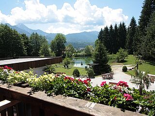 Balkon ausblich. Hausgalerie von der Sommerreise der Ferienanlage Forellenhof in Kärnten in Österreich am Faaker See.