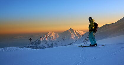Skireise nach Mellau-Damuels am Vorarlberg in Österreich. Abendstimmung am Gipfel