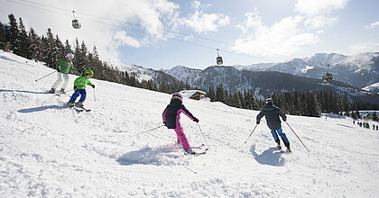 Skireise nach Kleinarl in Österreich. Skifahrer