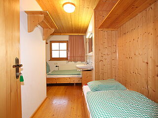 2er-Zimmer Nr. 205 im Clubhaus Sonnenfluh auf der Skireise nach Warth am Arlberg in Österreich mit hoefer sport und reisen.