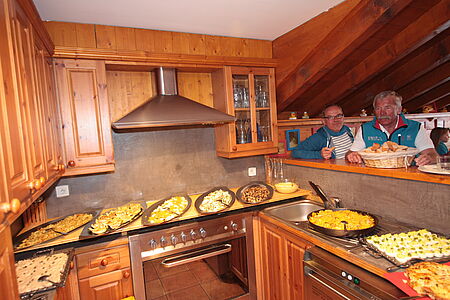 Die Skireise nach Trois Vallées in Frankreich. Hausgalerie im Ferienclub Tros Vallées. Buffet