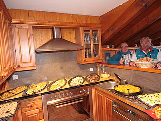 Die Skireise nach Trois Vallées in Frankreich. Hausgalerie im Ferienclub Tros Vallées. Buffet