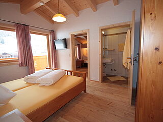 4er Ferienwohnung Nr.5 im Haus Gamsalm in Österreich im Grossglockner Resort mit Hoefer Sport und Reisen.