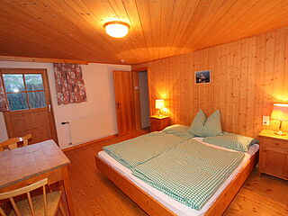 2er-Zimmer Nr. 305 im Clubhaus Sonnenfluh auf der Skireise nach Warth am Arlberg in Österreich mit hoefer sport und reisen.