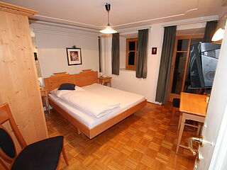 3-Zimmer Nr. 1b in der Pension Grünbacher. Skireise zum Kronplatz in Südtirol in italien mit hoefer sport und reisen.