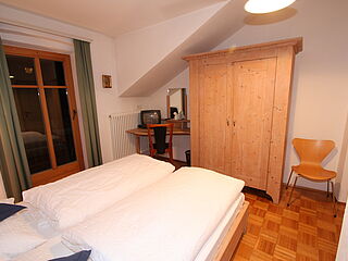 2er-Zimmer Nr. 2b in der Pension Grünbacher. Skireise zum Kronplatz in Südtirol in italien mit hoefer sport und reisen.