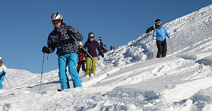 Skikurs und Guiding auf den skireisen mit hoefer sport und reisen. Skigruppe