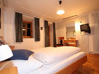 3-Zimmer Nr. 1b in der Pension Grünbacher. Skireise zum Kronplatz in Südtirol in italien mit hoefer sport und reisen.