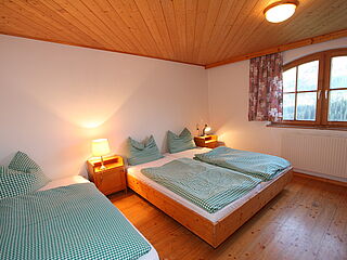 3er-Zimmer Nr. 001 im Clubhaus Sonnenfluh auf der Skireise nach Warth am Arlberg in Österreich mit hoefer sport und reisen.