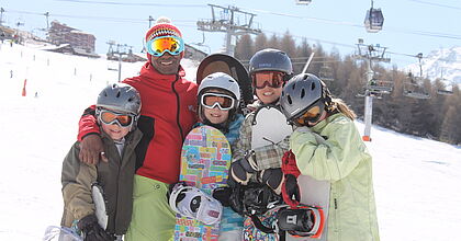 Ein Snowboardkurs für Kinder in Frankreich.