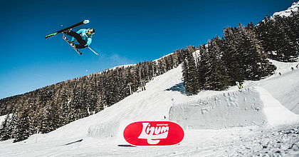 Snowboardsprung. Skireise mit hoefer sport und reisen zur axamer lizum in Österreich.
