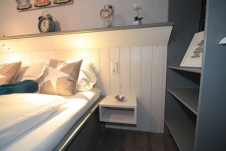 Bett in der Hausgalerie von der Sommerreise der Ferienanlage Forellenhof in Kärnten in Österreich am Faaker See.