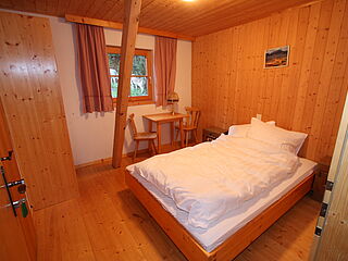 2er-Zimmer Nr. 211 im Clubhaus Sonnenfluh auf der Skireise nach Warth am Arlberg in Österreich mit hoefer sport und reisen.