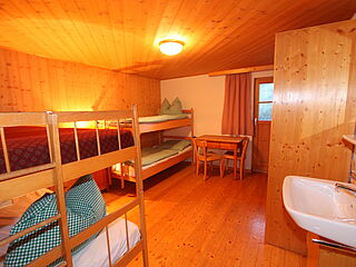 2er-Zimmer Nr. 302 im Clubhaus Sonnenfluh auf der Skireise nach Warth am Arlberg in Österreich mit hoefer sport und reisen.