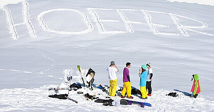 Skiurlauber im Vorarlberg in Bezau, die Hoefer in den Schnee geschrieben haben.