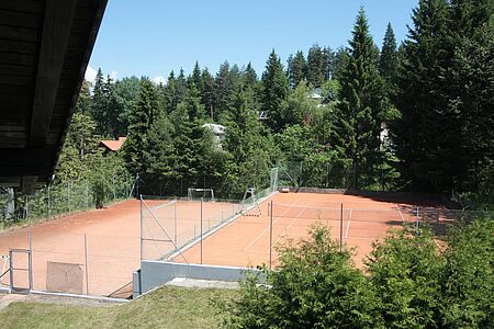 Tennis und fußball. Hausgalerie von der Sommerreise der Ferienanlage Forellenhof in Kärnten in Österreich am Faaker See.