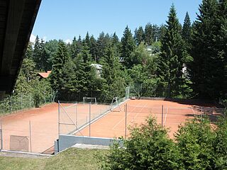Tennis und fußball. Hausgalerie von der Sommerreise der Ferienanlage Forellenhof in Kärnten in Österreich am Faaker See.