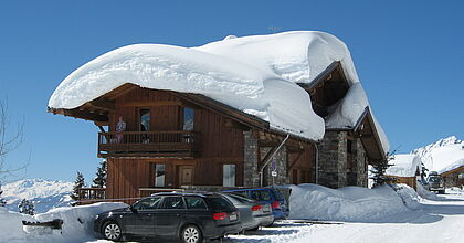 Das verschneite Chalet Le Crystal direkt an der Skipiste in La Rosière