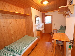 2er-Zimmer Nr. 202 im Clubhaus Sonnenfluh auf der Skireise nach Warth am Arlberg in Österreich mit hoefer sport und reisen.