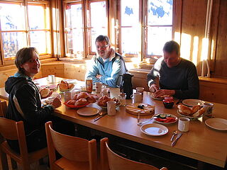 Im Clubhaus Sonnenfluh auf der Skireise nach Warth am Arlberg in Österreich mit hoefer sport und reisen. Gruppe am Tisch