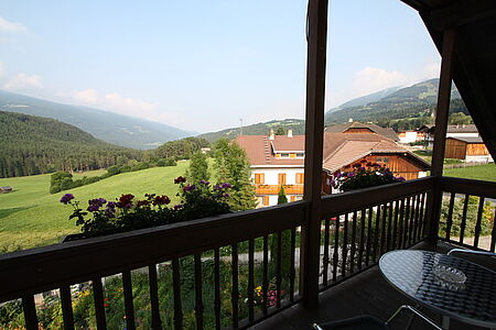 Balkon in der Pension Grünbacher. Skireise zum Kronplatz in Südtirol in italien mit hoefer sport und reisen.