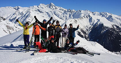 Skifahrergruppe im Skiurlaub in das Grossglockner Resort in Österreich mit Hoefer Ski und Reisen.