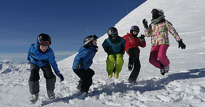 Kinder im Schnee im Familienskiurlaub auf den Skireisen mit hoefer sport und reisen.