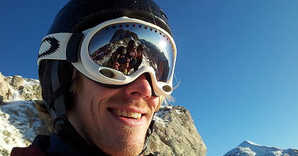 Ein Skifahrer auf der Gerlitzen Alpe im Skiurlaub.