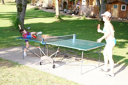 Tischtennisplatte in der Hausgalerie von der Sommerreise der Ferienanlage Forellenhof in Kärnten in Österreich am Faaker See.