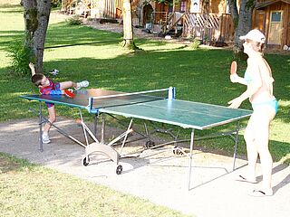 Tischtennisplatte in der Hausgalerie von der Sommerreise der Ferienanlage Forellenhof in Kärnten in Österreich am Faaker See.