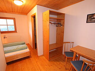 2er-Zimmer Nr. 207 im Clubhaus Sonnenfluh auf der Skireise nach Warth am Arlberg in Österreich mit hoefer sport und reisen.