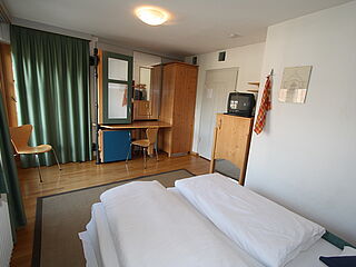 2er-Zimmer Nr. 6a in der Pension Grünbacher. Skireise zum Kronplatz in Südtirol in italien mit hoefer sport und reisen.